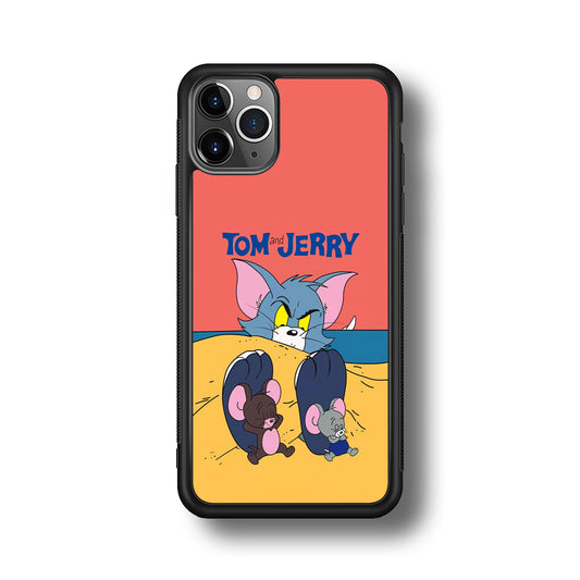 Tom and Jerry Enjoy at The Beach iPhone 11 Pro Case