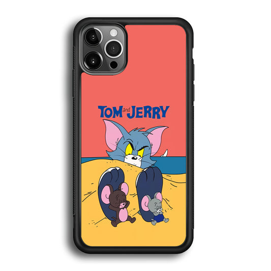 Tom and Jerry Enjoy at The Beach iPhone 12 Pro Case